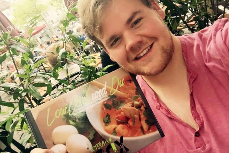 Torsten Prix mit seinem Kochbuch